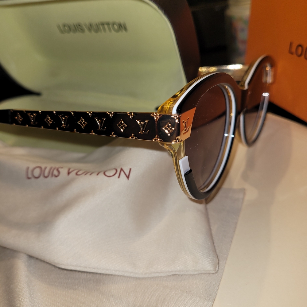 Louis Vuitton Elegant Black and Gold Sunglasses - Picture 3 of 6